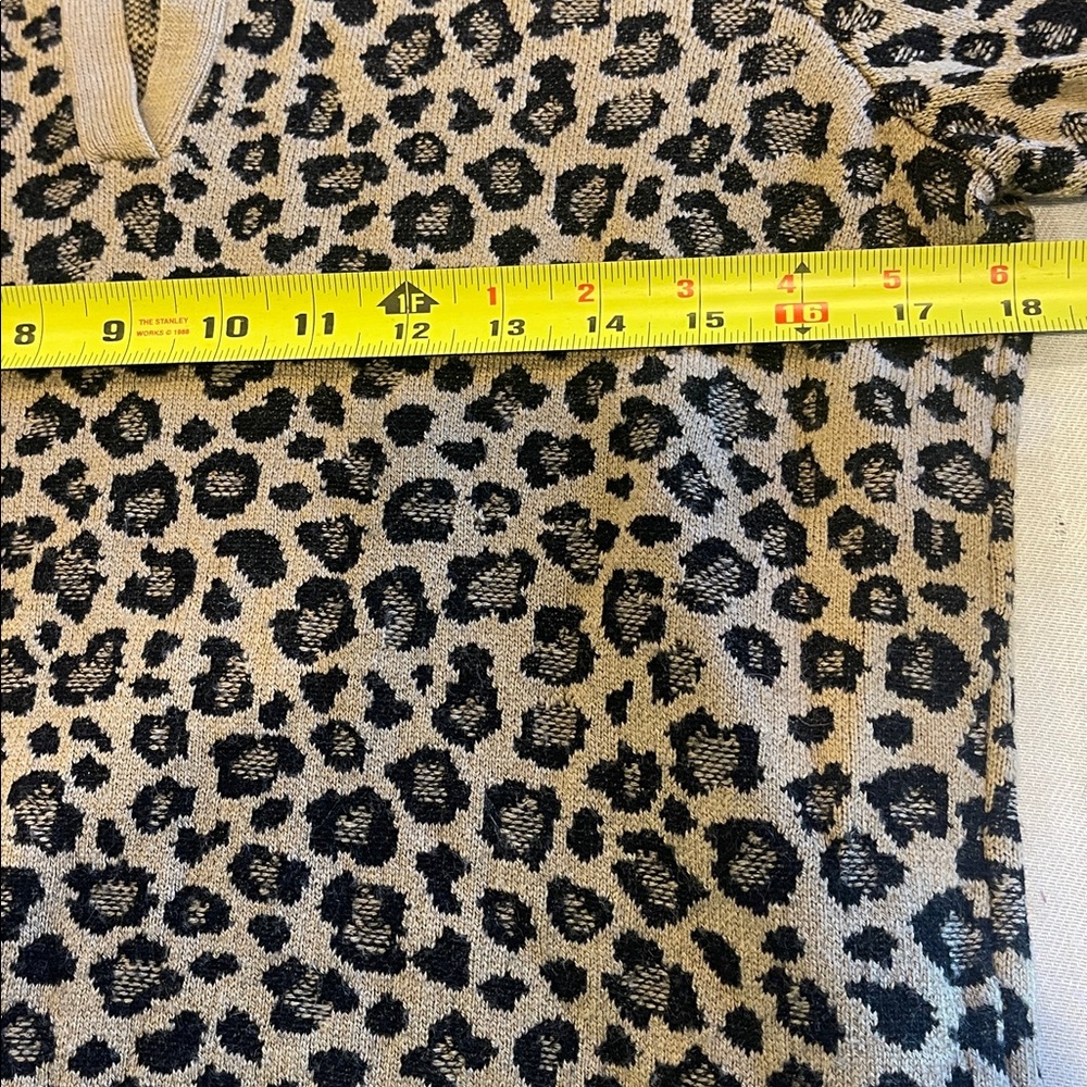 2711002 Anthropologie Leopard Print V-neck Polo EUC - Picture 6 of 8